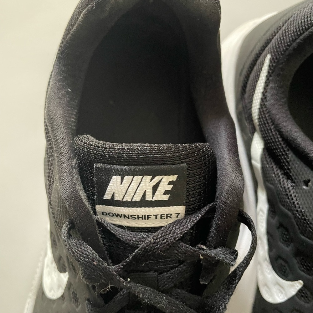 NIKE Women’s Downshifter 7 Running Shoes Sneakers Black White Sz 11 - Picture 6 of 11
